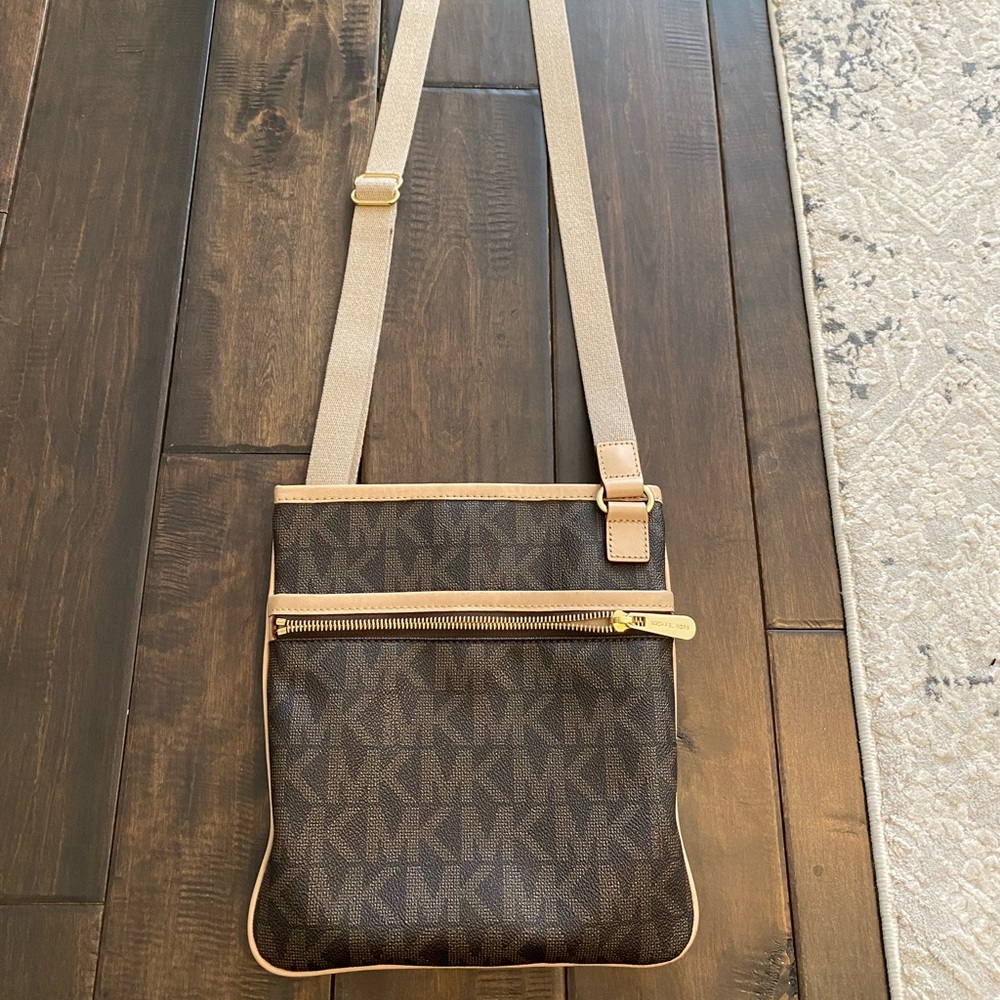 Michael Kors purse. Perfect condition only used a few times. 5 pockets